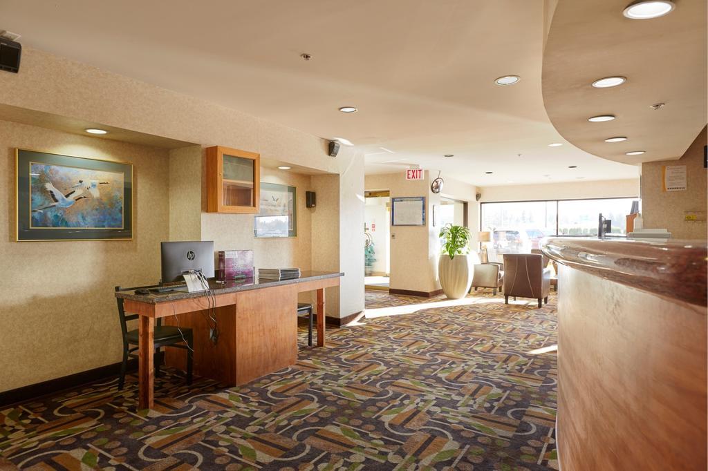 Hotel Ramada By Wyndham Abbotsford Esterno foto
