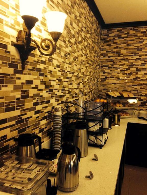 Hotel Ramada By Wyndham Abbotsford Esterno foto