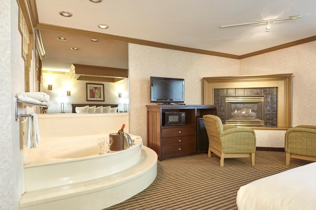 Hotel Ramada By Wyndham Abbotsford Esterno foto
