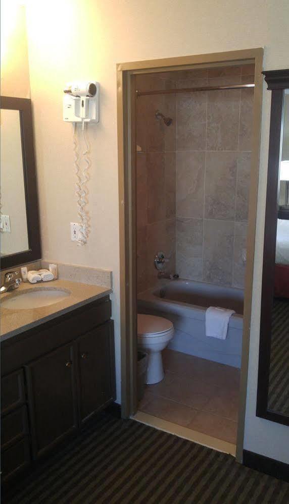 Hotel Ramada By Wyndham Abbotsford Esterno foto