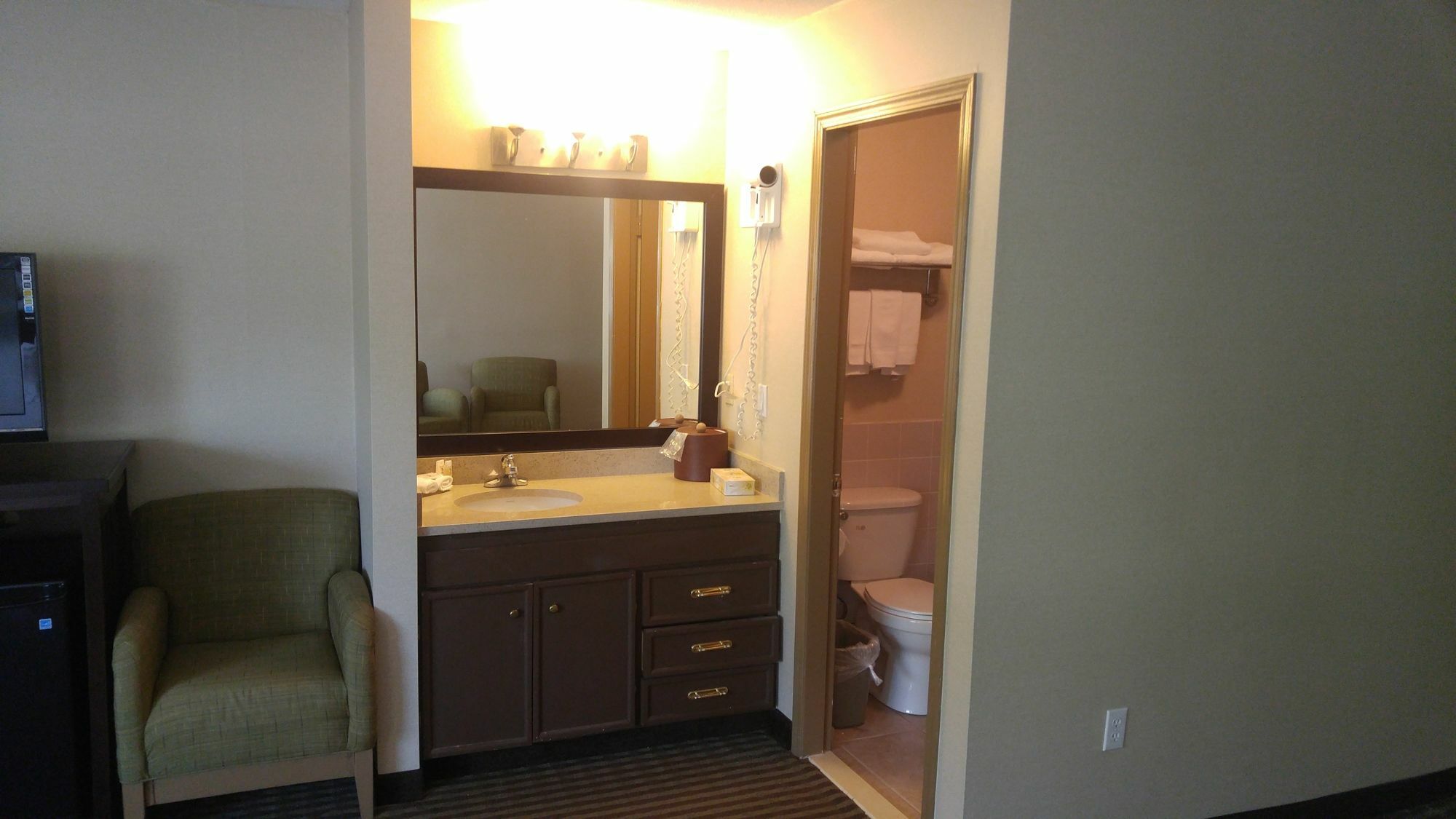 Hotel Ramada By Wyndham Abbotsford Esterno foto