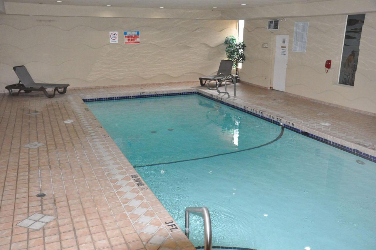 Hotel Ramada By Wyndham Abbotsford Esterno foto