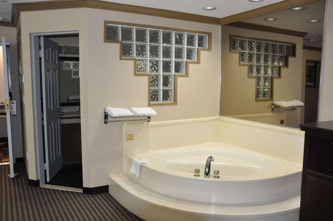Hotel Ramada By Wyndham Abbotsford Esterno foto