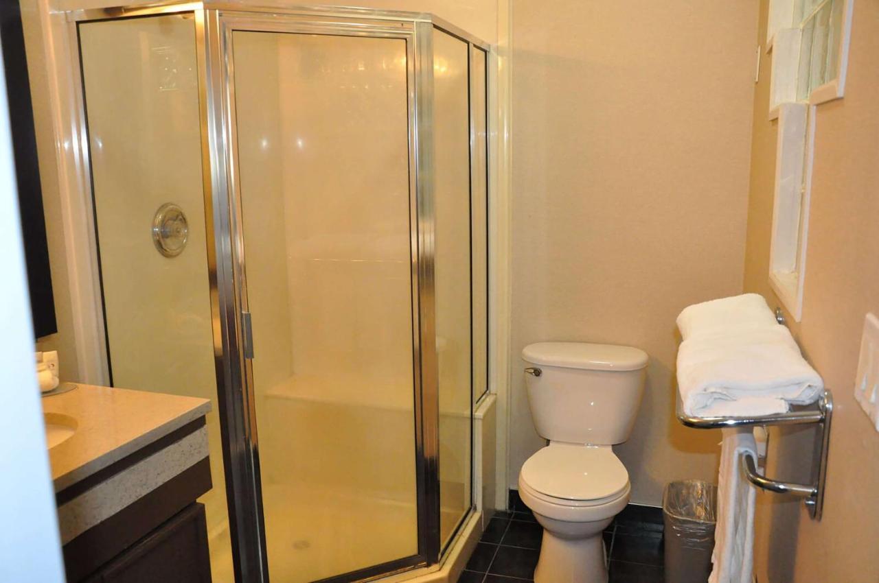 Hotel Ramada By Wyndham Abbotsford Esterno foto