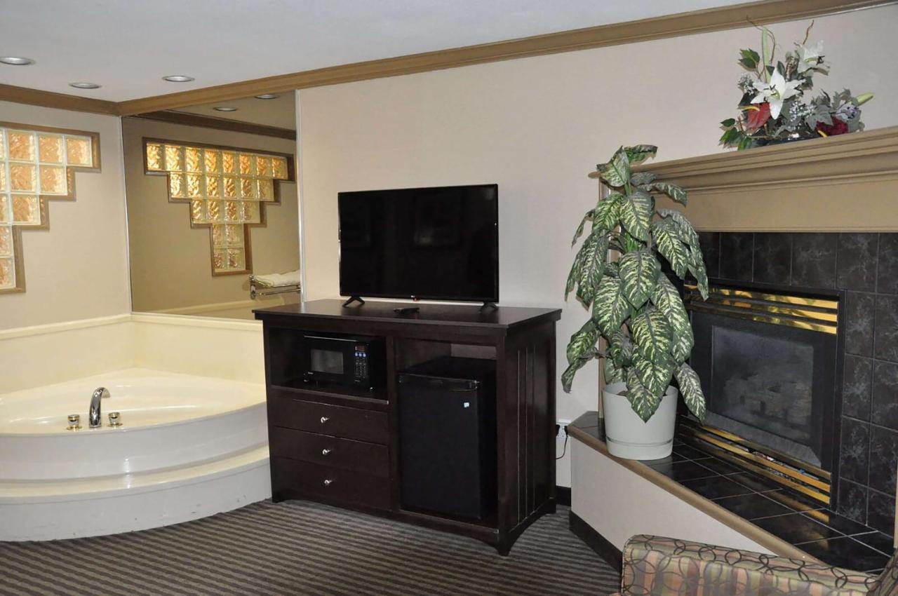 Hotel Ramada By Wyndham Abbotsford Esterno foto