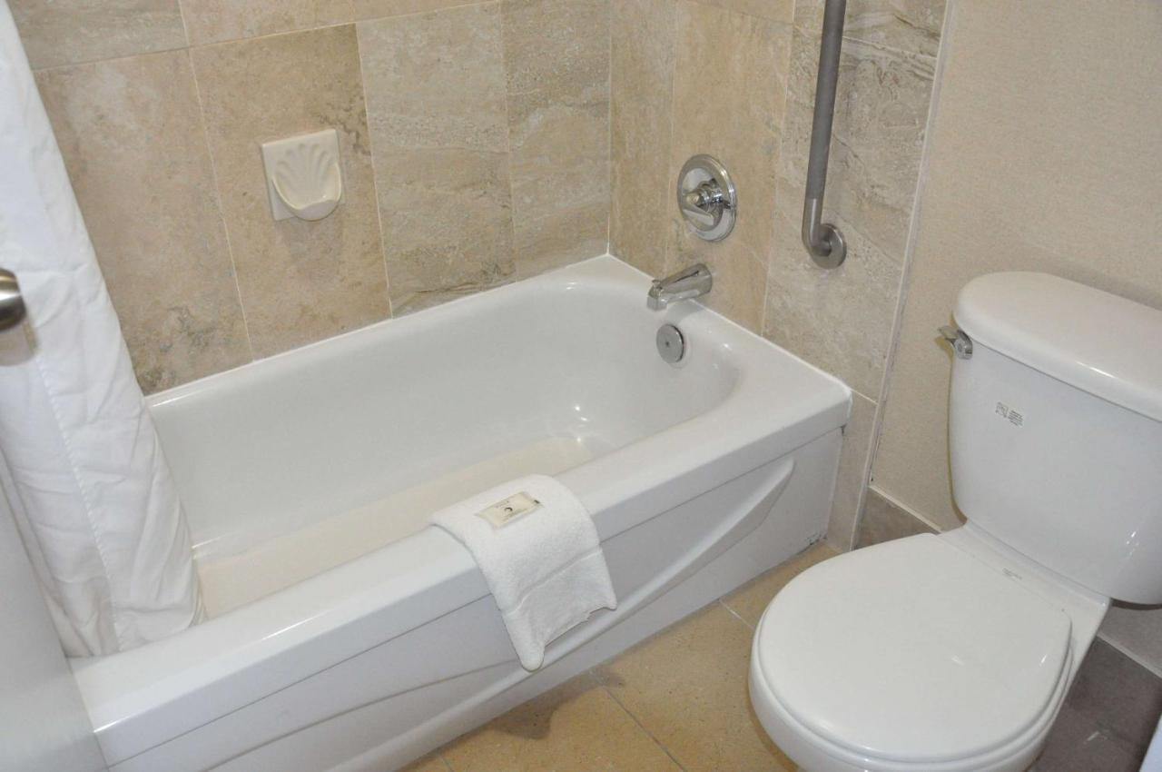 Hotel Ramada By Wyndham Abbotsford Esterno foto